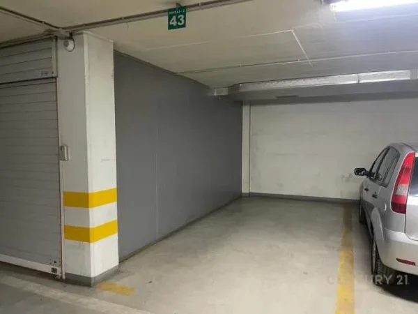 Tirane, jepet me qera apartament 2+1+BLK 104 m² 700 Euro (rruga e kavajes)