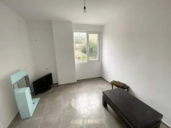Durres, jepet me qera apartament Kati 2, 99 m² 250 Euro (Prapa Shkolles Eftali Koci,Cezmja Ferres)