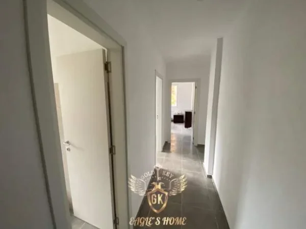 Durres, jepet me qera apartament Kati 2, 99 m² 250 Euro (Prapa Shkolles Eftali Koci,Cezmja Ferres)