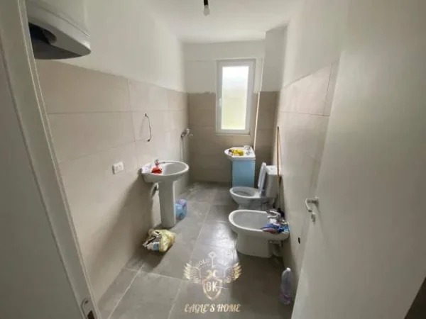 Durres, jepet me qera apartament Kati 2, 99 m² 250 Euro (Prapa Shkolles Eftali Koci,Cezmja Ferres)