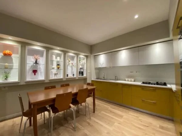 Tirane, jepet me qera apartament 2+1+BLK 90 m² 800 Euro