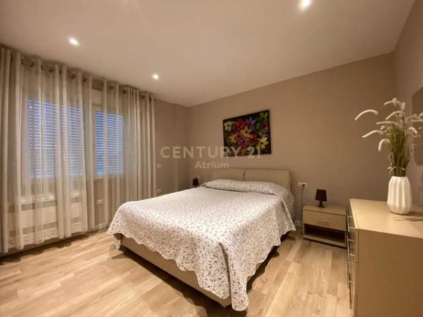 Tirane, jepet me qera apartament 2+1+BLK 90 m² 800 Euro