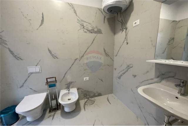 Tirane, jepet me qera apartament 2+1+BLK 108 m² 800 Euro