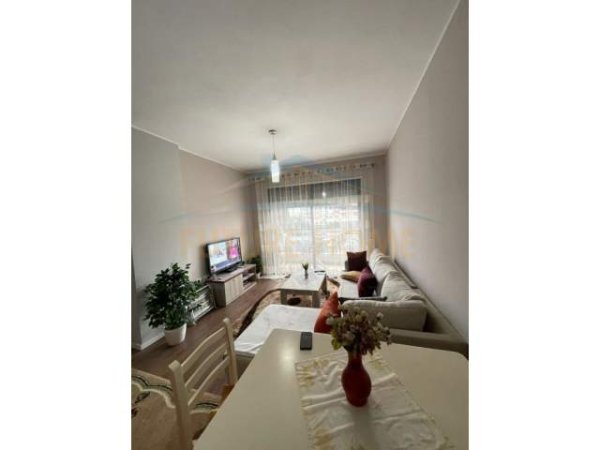 Tirane, jepet me qera apartament 1+1 Kati 2, 55 m² 300 Euro (Mëzez)