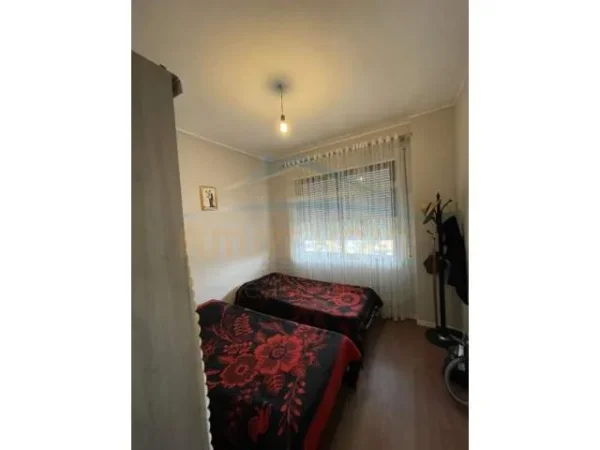 Tirane, jepet me qera apartament 1+1 Kati 2, 55 m² 300 Euro (Mëzez)
