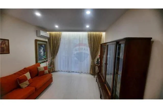 Tirane, jepet me qera apartament 2+1 Kati 1, 65 m² 700 Euro (Rruga e Durresit)