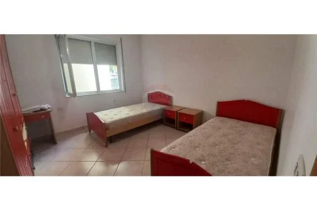 Tirane, jepet me qera apartament 2+1 110 m² 550 Euro