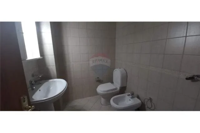 Tirane, jepet me qera apartament 2+1 110 m² 550 Euro