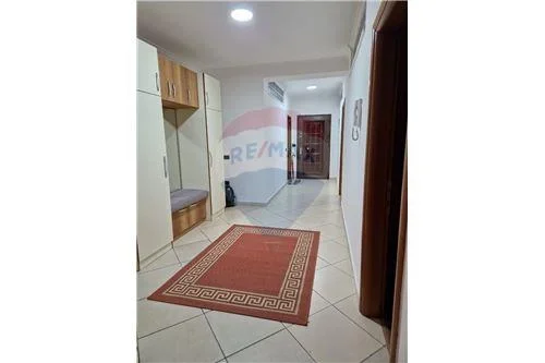 Tirane, jepet me qera apartament 1+1 Kati 1, 110 m² 600 Euro (Mahmut Fortuzi)