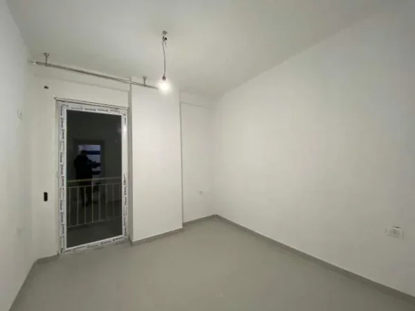Tirane, jepet me qera apartament 2+1+BLK Kati 4, 92 m² 600 Euro (Rruga e Barikdave)