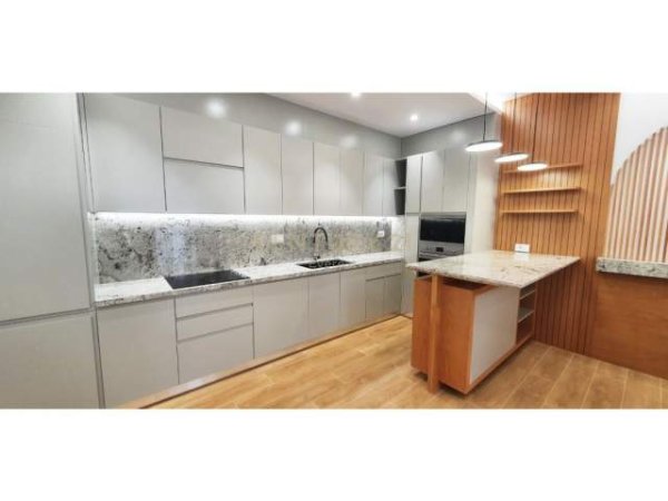 Tirane, jepet me qera apartament 132 m² 1.300 Euro (liqeni)