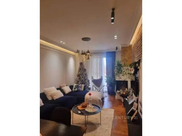 Tirane, jepet me qera 80 m² 750 Euro
