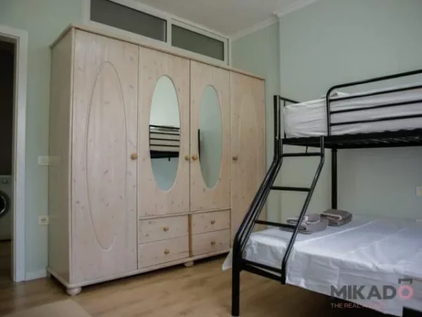 jepet me qera 100 m² 650