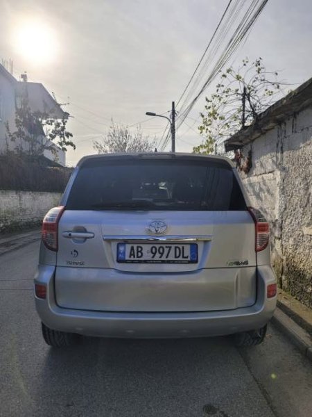 Tirane, shitet xhip Toyota RAV4 Viti 2010, 10.500 Euro