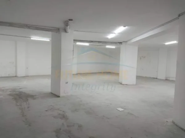 Tirane, shitet magazine Kati 0, 426 m² 350.000 Euro (Ali Demi)