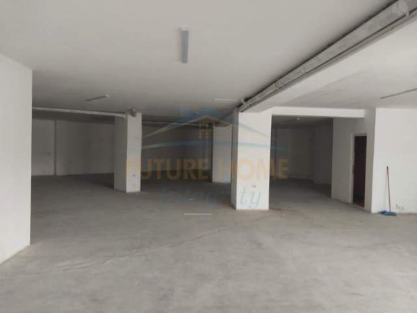 Tirane, shitet magazine Kati 0, 426 m² 380.000 Euro (Ali Demi)