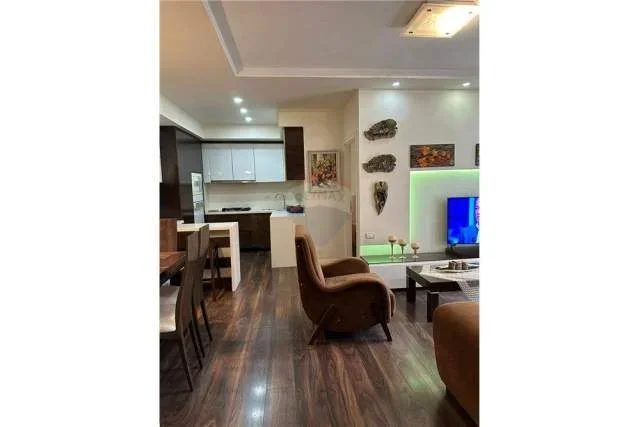 Tirane, jepet me qera apartament 3+1 Kati 1, 90 m² 1.000 Euro (Kompleksi Kontakt)