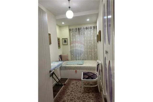 Tirane, jepet me qera apartament 3+1 Kati 1, 90 m² 1.000 Euro (Kompleksi Kontakt)