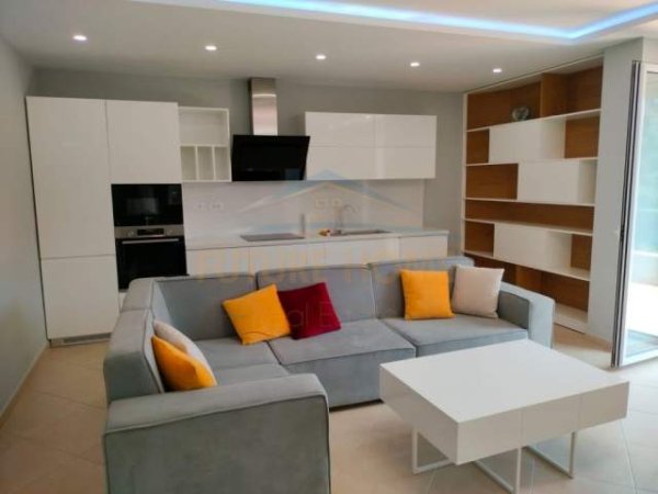 Tirane, jepet me qera apartament Kati 8, 118 m² 750 Euro (Kopshti Zoologjik)