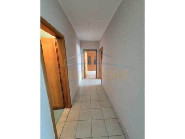 Tirane, shitet apartament 2+1 Kati 8, 92 m² 83.000 Euro (Kthesa e Kamzes, prane Bar Terminalit.)