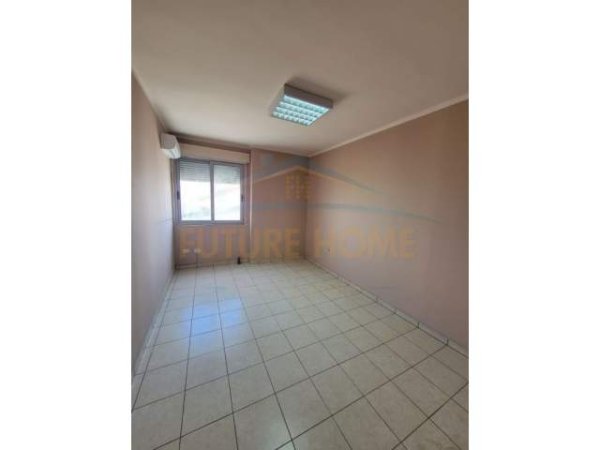 Tirane, shitet apartament 2+1 Kati 8, 92 m² 83.000 Euro (Kthesa e Kamzes, prane Bar Terminalit.)