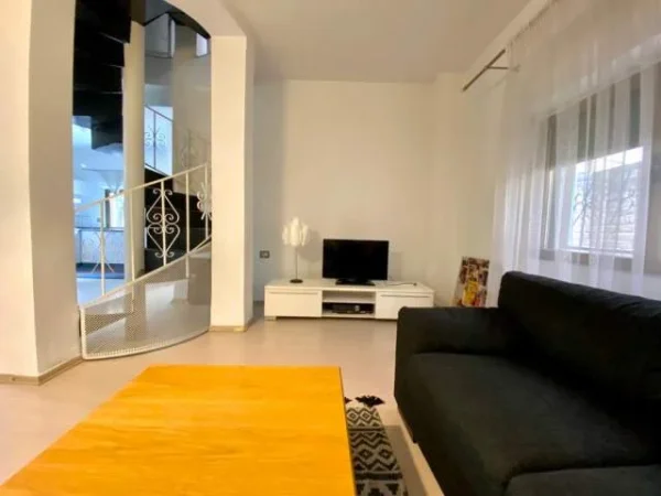 Tirane, jepet me qera Vile Kati 0, 265 m² 1.150 Euro (Pazari i Ri)
