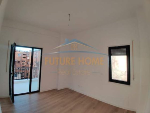 Tirane, jepet me qera ambjent biznesi Kati 3, 105 m² 650 Euro (Bulevardi Zogu I)