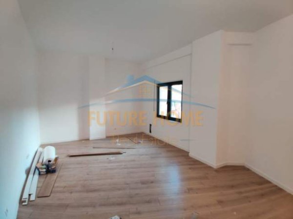 Tirane, jepet me qera ambjent biznesi Kati 3, 105 m² 650 Euro (Bulevardi Zogu I)