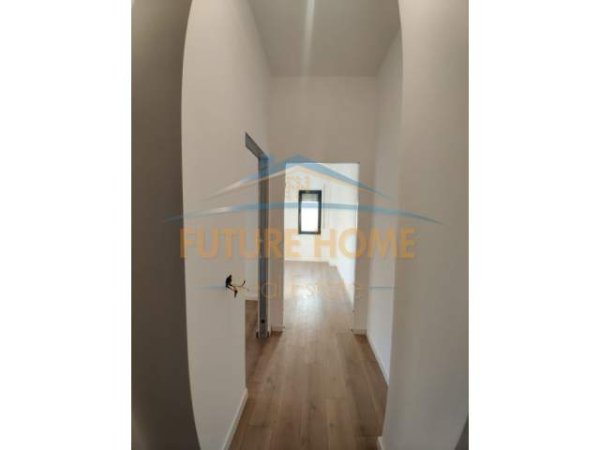 Tirane, jepet me qera ambjent biznesi Kati 3, 105 m² 650 Euro (Bulevardi Zogu I)