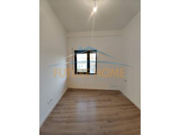 Tirane, jepet me qera ambjent biznesi Kati 3, 105 m² 650 Euro (Bulevardi Zogu I)