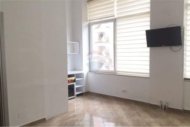 Tirane, jepet me qera apartament 1+1 Kati 1, 35 m² 350 Euro (Rruga myslm shyri)
