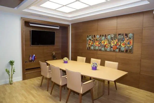 Tirane, jepet me qera zyre Kati 5, 110 m² 2.300 Euro (kullat Binjake)