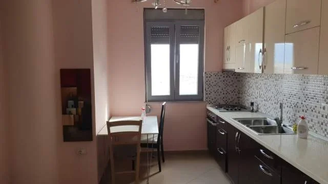 Tirane, jepet me qera apartament 1+1 Kati 8, 70 m² 350  (Bulevardi Zogu I)