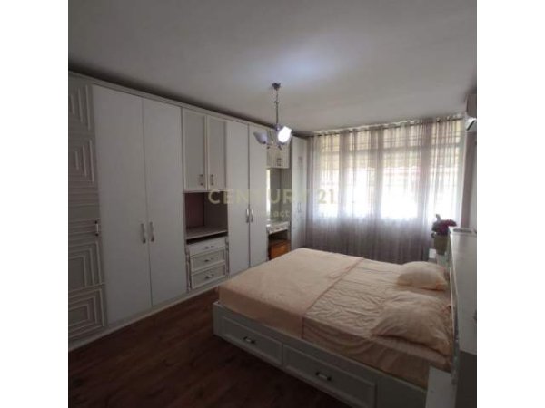 Tirane, jepet me qera apartament 1+1+A+BLK Kati 3, 80 m² 400 Euro (Komuna e Parisit)