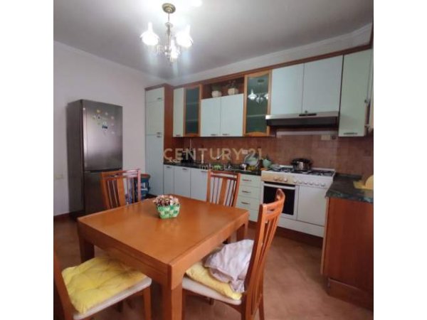 Tirane, jepet me qera apartament 1+1+A+BLK Kati 3, 80 m² 400 Euro (Komuna e Parisit)