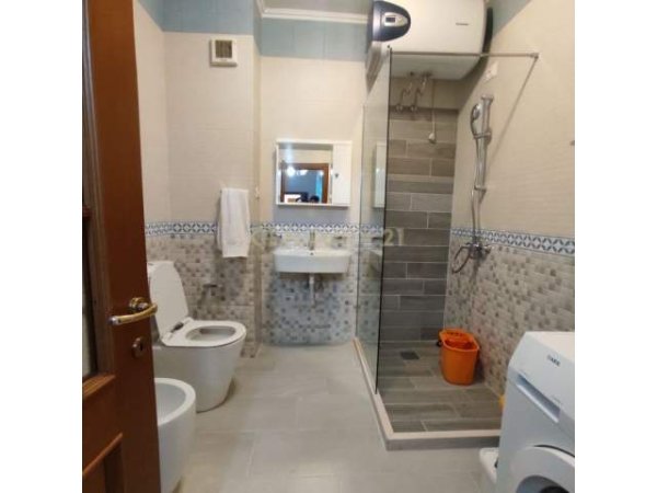 Tirane, jepet me qera apartament 1+1+A+BLK Kati 3, 80 m² 400 Euro (Komuna e Parisit)