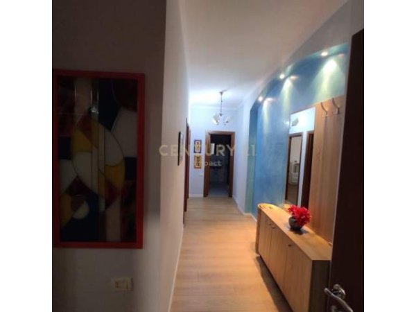 Tirane, jepet me qera apartament 1+1+A+BLK Kati 3, 80 m² 400 Euro (Komuna e Parisit)