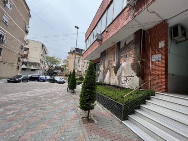 Tirane, jepet me qera ambjent biznesi Kati 0, 98 m² 990 Euro (Rr. Mylym Shyri te Rruga e tregut Cam)