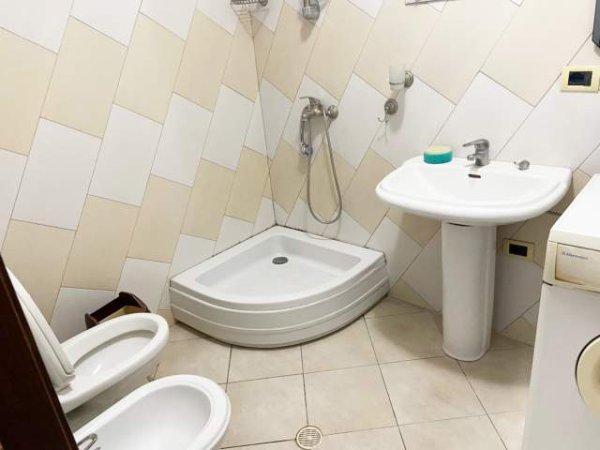 Elbasan, jepet me qera apartament 60 m² 20.000 Leke