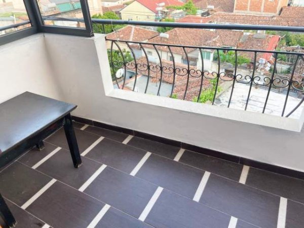 Elbasan, jepet me qera apartament 60 m² 20.000 Leke