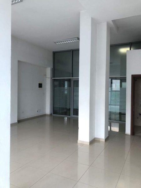 Tirane, jepet me qera dyqan Kati 1, 52 m² 400 Euro (durresit)