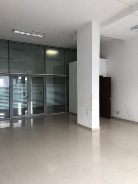 Tirane, jepet me qera dyqan Kati 1, 52 m² 400 Euro (durresit)