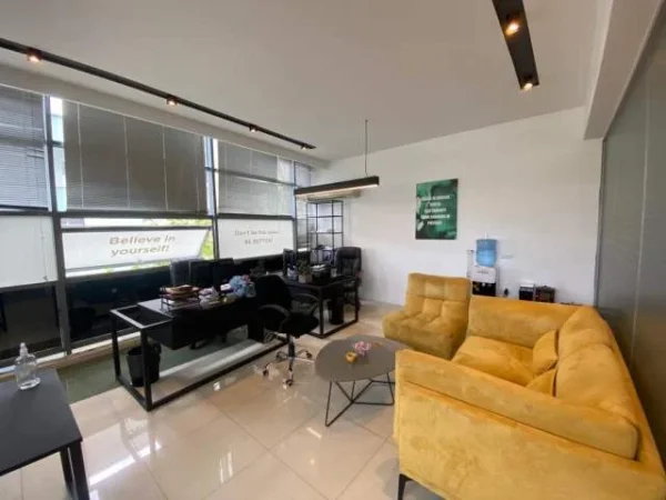 Tirane, shitet ambjent biznesi Kati 1, 380 m²  (Komuna e Parisit)