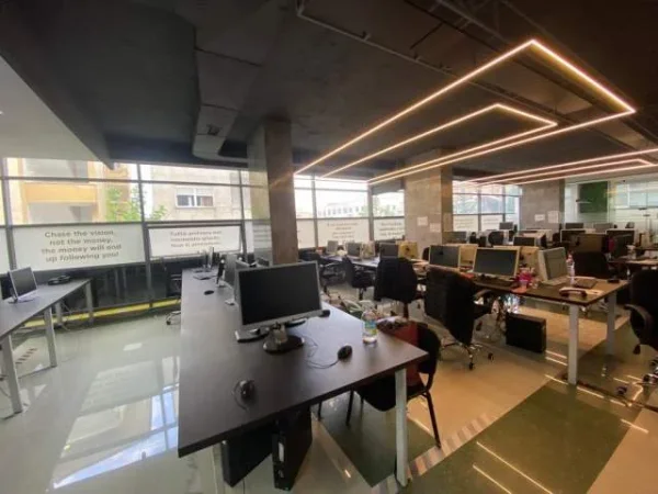 Tirane, shitet ambjent biznesi Kati 1, 380 m²  (Komuna e Parisit)