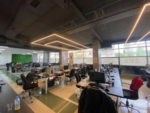 Tirane, shitet ambjent biznesi Kati 1, 380 m²  (Komuna e Parisit)