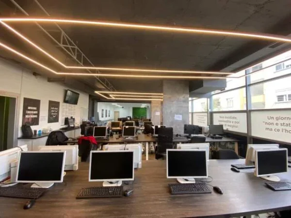 Tirane, shitet ambjent biznesi Kati 1, 380 m²  (Komuna e Parisit)