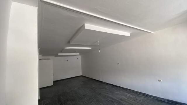 Tirane, jepet me qera ambjent biznesi Kati 0,   70 m²  390 Euro (ASTIR stacioni i Autobuzit Fabrika)