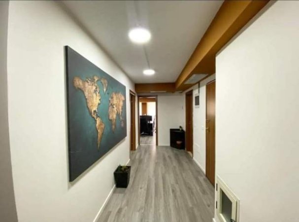 Tirane, jepet me qera zyre Kati 1, 194 m² 2.780 Euro (rruga sami frasheri)