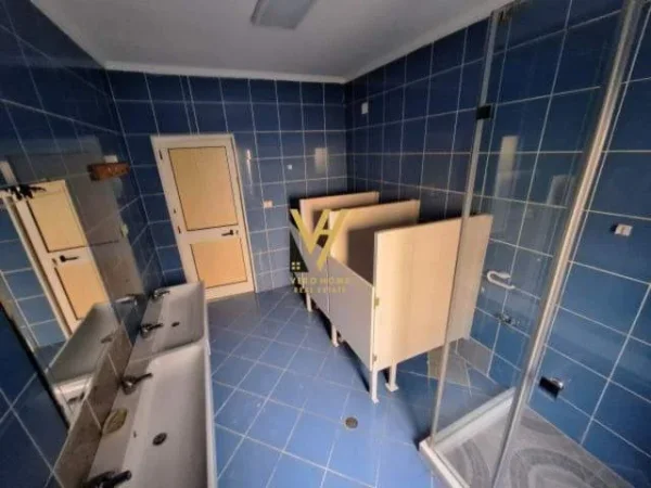 Tirane, jepet me qera ambjent biznesi Kati 0, 700 m² 3.500 Euro (RRUGA GRAMOZ PASHKO)