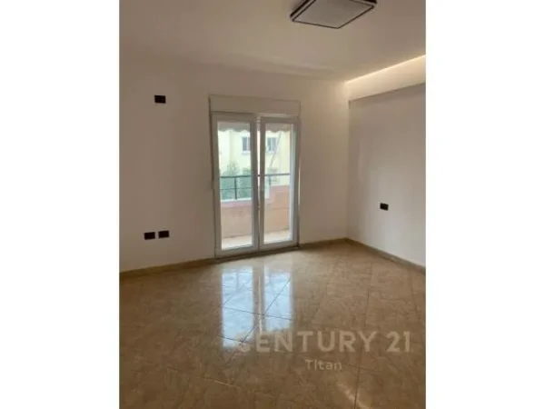 Tirane, jepet me qera apartament 2+1+BLK Kati 4, 69 m² 500 Euro (rruga e Durresit)